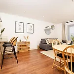 Modern One Bedroom Apartment With Sofa Bed In Aldgate Zone 1 With Smart Tvs And Fast Wifi