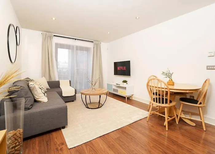 Modern One Bedroom Apartment With Sofa Bed In Aldgate Zone 1 With Smart Tvs And Fast Wifi