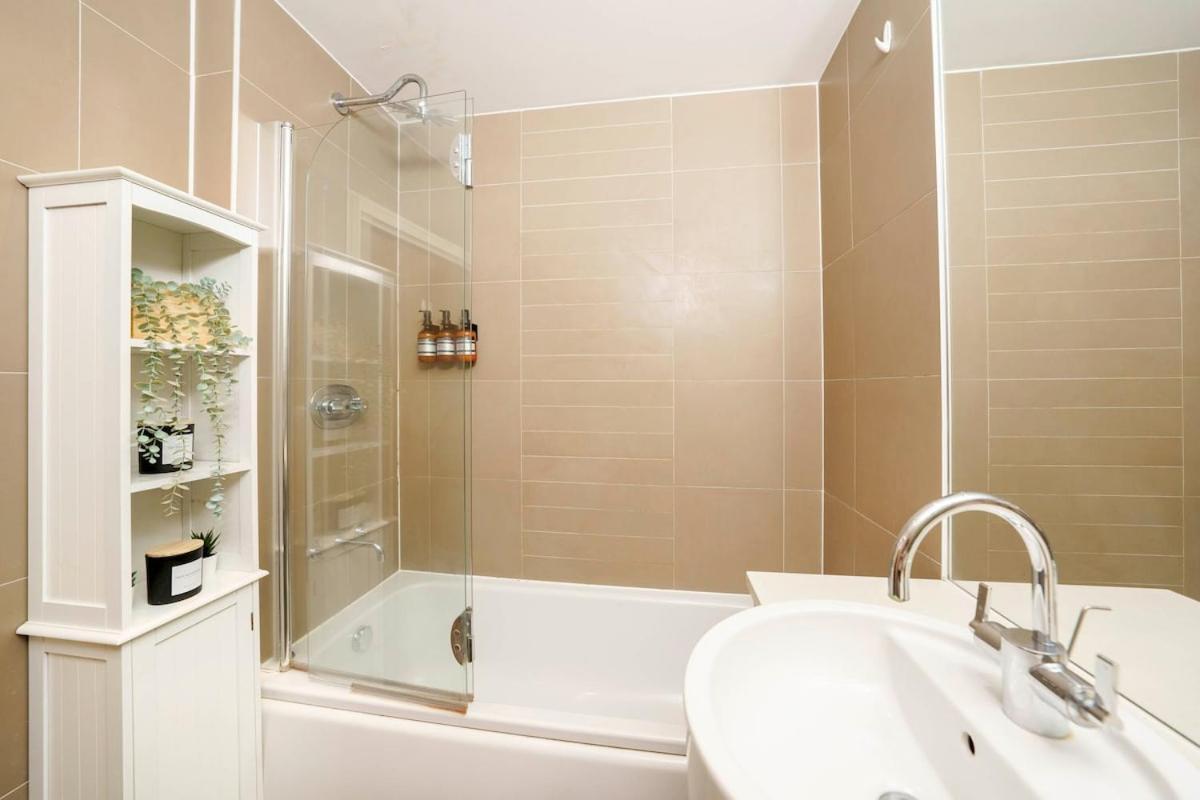 Apartment Modern One Bedroom With Sofa Bed In Aldgate Zone 1 With Smart Tvs And Fast Wifi