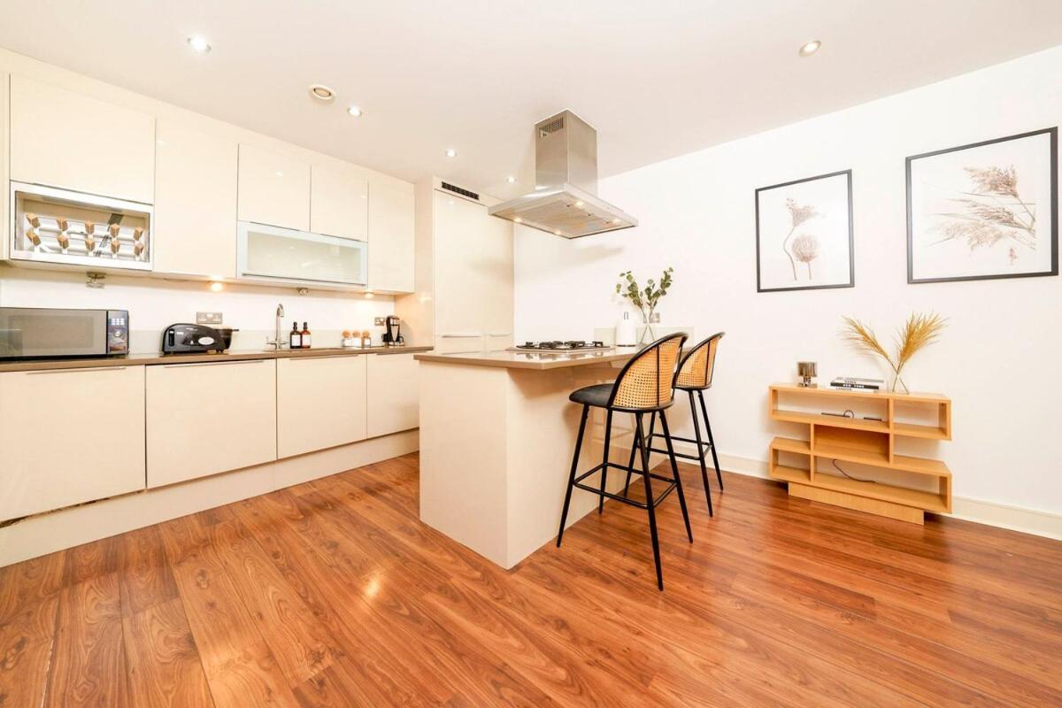Apartment Modern One Bedroom With Sofa Bed In Aldgate Zone 1 With Smart Tvs And Fast Wifi *